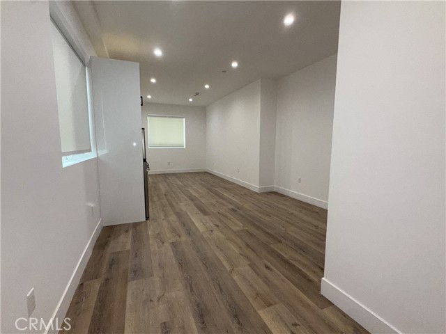 5044 Laurel Canyon Boulevard, Valley Village CA: https://media.crmls.org/medias/6015c16b-12d6-4a53-acdf-6a36c83f6533.jpg