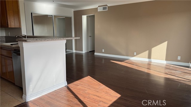 Detail Gallery Image 3 of 30 For 11162 Camarillo St #309,  –,  CA 91602 - 3 Beds | 3 Baths