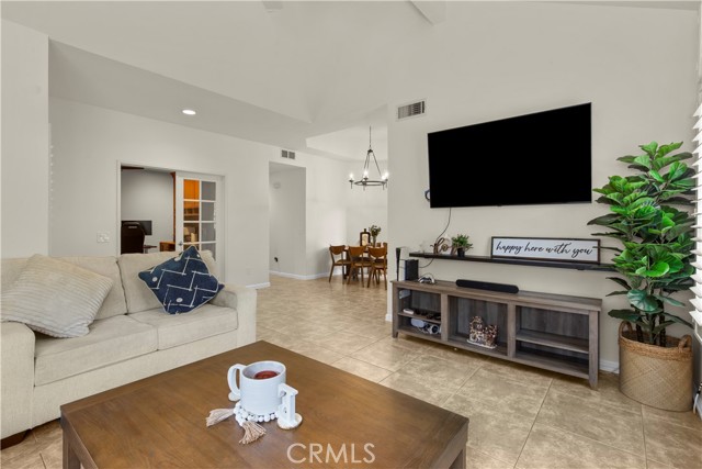 6118 E Garnet Circle, Anaheim CA: https://media.crmls.org/medias/601b9482-225c-4371-b4b3-b1d5564e26a9.jpg