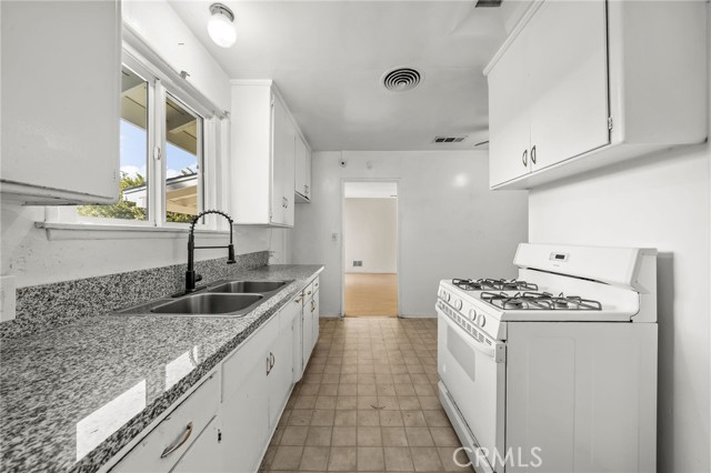 Detail Gallery Image 14 of 32 For 20644 Sherman Way, Winnetka,  CA 91306 - 3 Beds | 2 Baths
