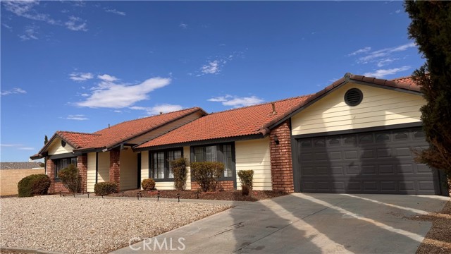 Detail Gallery Image 4 of 36 For 13677 Ivanpah, Apple Valley,  CA 92308 - 3 Beds | 2 Baths