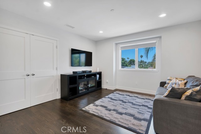 Image 43 of 69 For 15460 La Maida Street