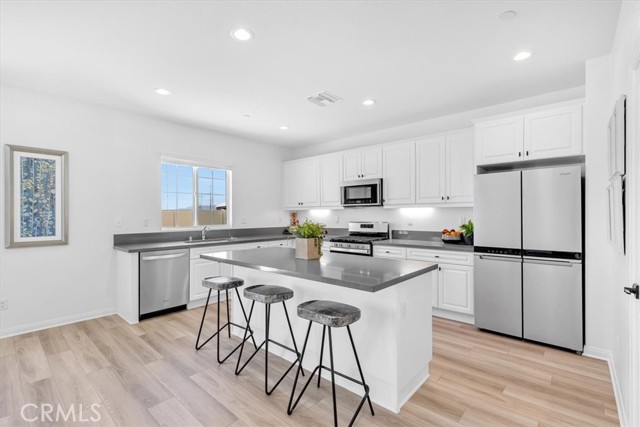 Detail Gallery Image 6 of 40 For 28300 Abbey, Menifee,  CA 92585 - 4 Beds | 2/1 Baths