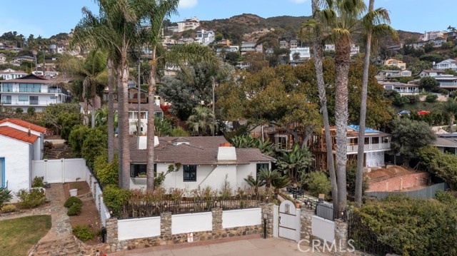 10 Camel Point, Laguna Beach CA: https://media.crmls.org/medias/6028b79f-2df6-4e35-adab-30bff35a2f13.jpg