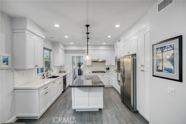 Detail Gallery Image 10 of 44 For 7439 Dorie Dr, West Hills,  CA 91307 - 5 Beds | 5 Baths