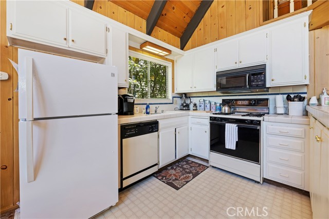 Detail Gallery Image 9 of 26 For 1075 Grass Valley Rd, Lake Arrowhead,  CA 92352 - 3 Beds | 2 Baths