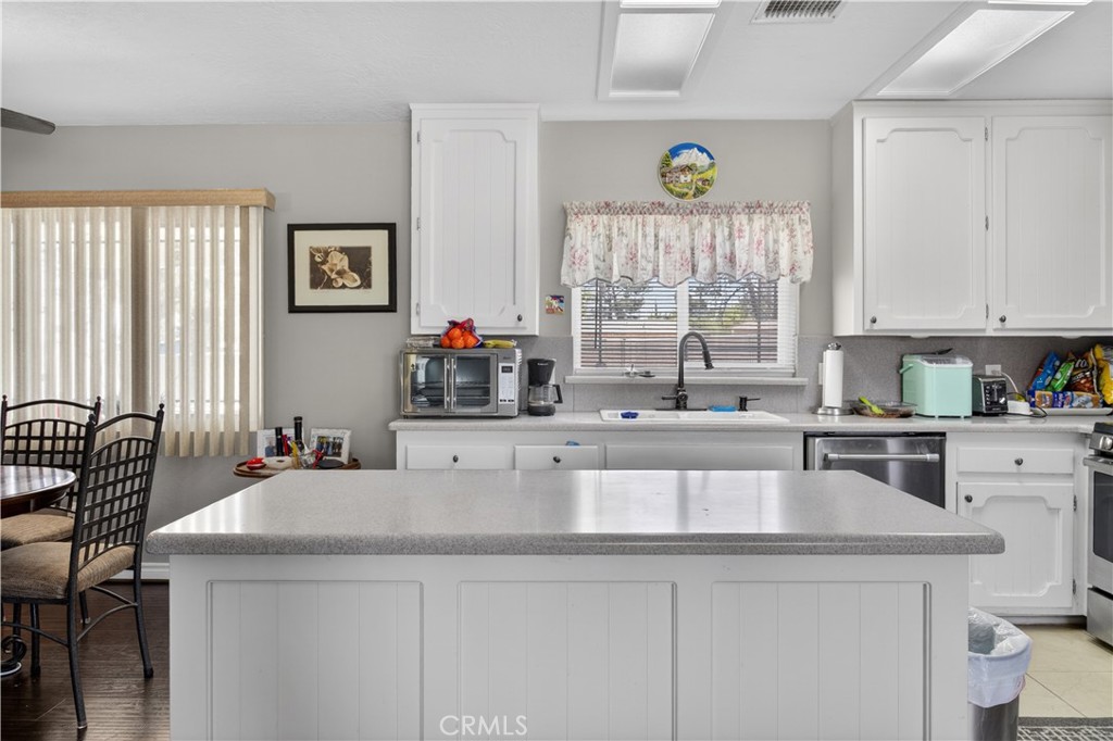 https://media.crmls.org/medias/602d555c-223f-4417-b187-05192a75a0ea.jpg?preset=X-Large