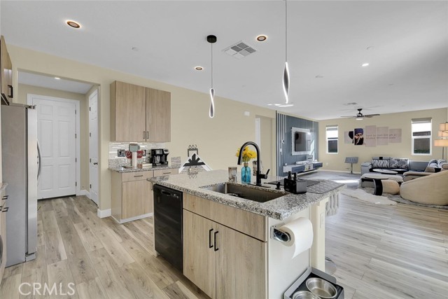 Detail Gallery Image 13 of 54 For 882 Kirkwood Ct, Olivehurst,  CA 95961 - 6 Beds | 3/1 Baths