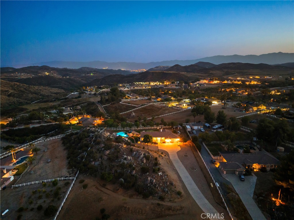 https://media.crmls.org/medias/602e01b2-ec5e-463b-b692-3e828a8c816b.jpg?preset=X-Large