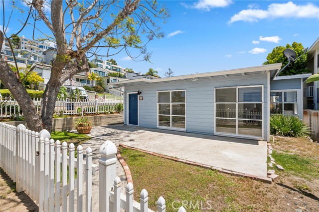 Detail Gallery Image 2 of 31 For 295 Wave St, Laguna Beach,  CA 92651 - 3 Beds | 3 Baths