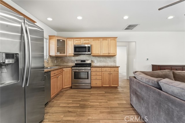 Detail Gallery Image 9 of 31 For 22639 Calvert St #F,  Woodland Hills,  CA 91367 - 1 Beds | 1 Baths