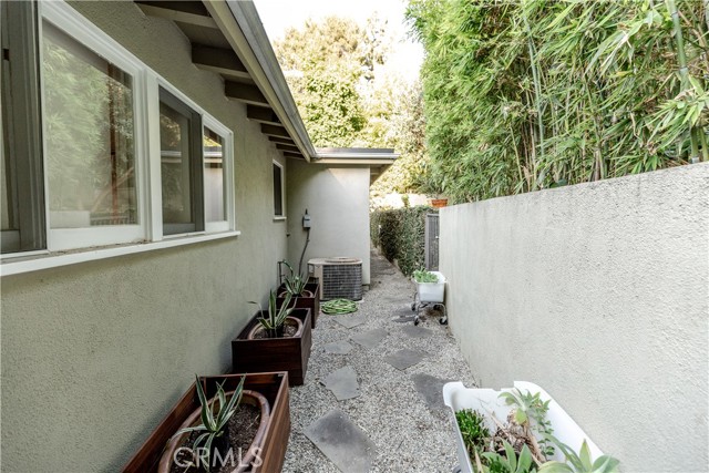 Detail Gallery Image 44 of 54 For 2412 Canyon Oak Dr, Los Angeles,  CA 90068 - 3 Beds | 2 Baths