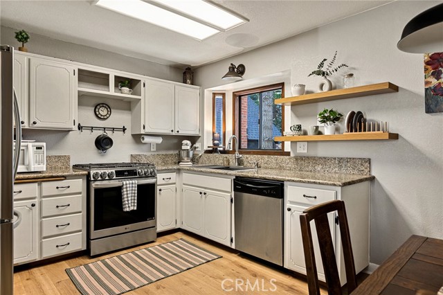 Detail Gallery Image 7 of 26 For 583 W Victoria Ct, Lake Arrowhead,  CA 92352 - 3 Beds | 2 Baths