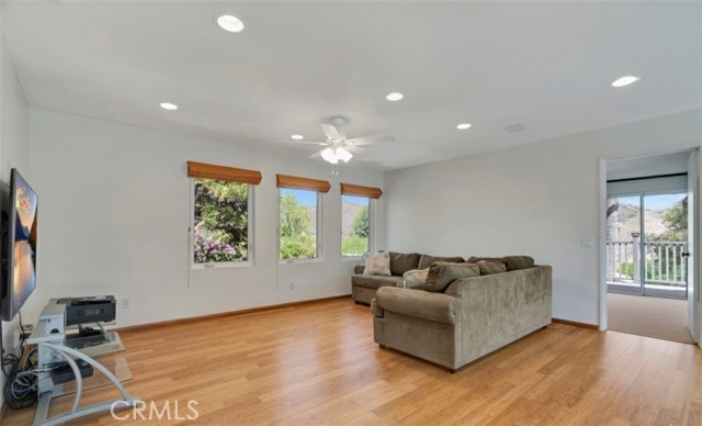 Detail Gallery Image 22 of 33 For 20009 Tanager Ct, Canyon Country,  CA 91351 - 3 Beds | 2/1 Baths