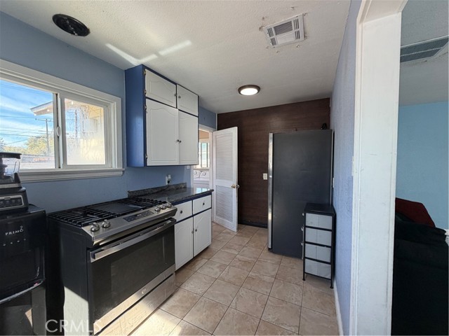 Detail Gallery Image 7 of 13 For 45015 11th, Lancaster,  CA 93534 - 2 Beds | 2 Baths