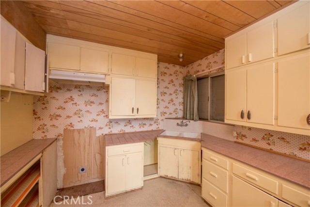 24 Fredalba, Running Springs, CA 92382
