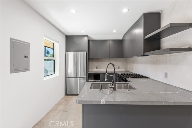 Detail Gallery Image 29 of 33 For 18848 Collins, Tarzana,  CA 91356 - 2 Beds | 2 Baths