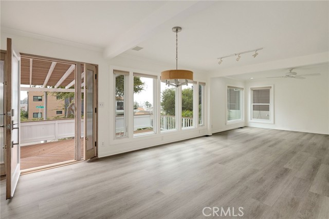 Detail Gallery Image 13 of 37 For 551 Avenue B, Redondo Beach,  CA 90277 - 3 Beds | 2/1 Baths