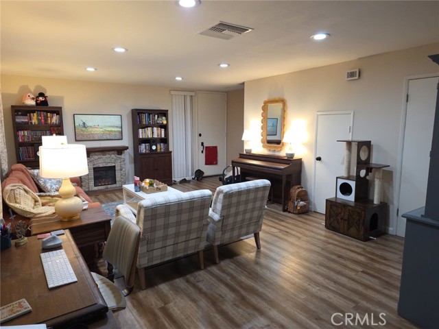 Detail Gallery Image 3 of 21 For 15500 Tustin Village #103,  Tustin,  CA 92780 - 2 Beds | 1/1 Baths