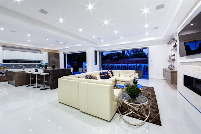 12732 Hortense Street, Studio City CA: https://media.crmls.org/medias/6043c9a5-4986-43f8-9c64-3b542c424340.jpg