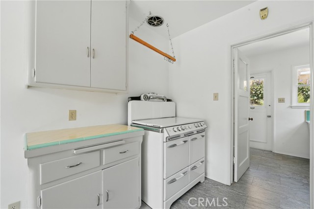 1327 S Burnside Avenue, Los Angeles CA: https://media.crmls.org/medias/60460b8d-ec9a-45fa-8913-89112157f9dc.jpg