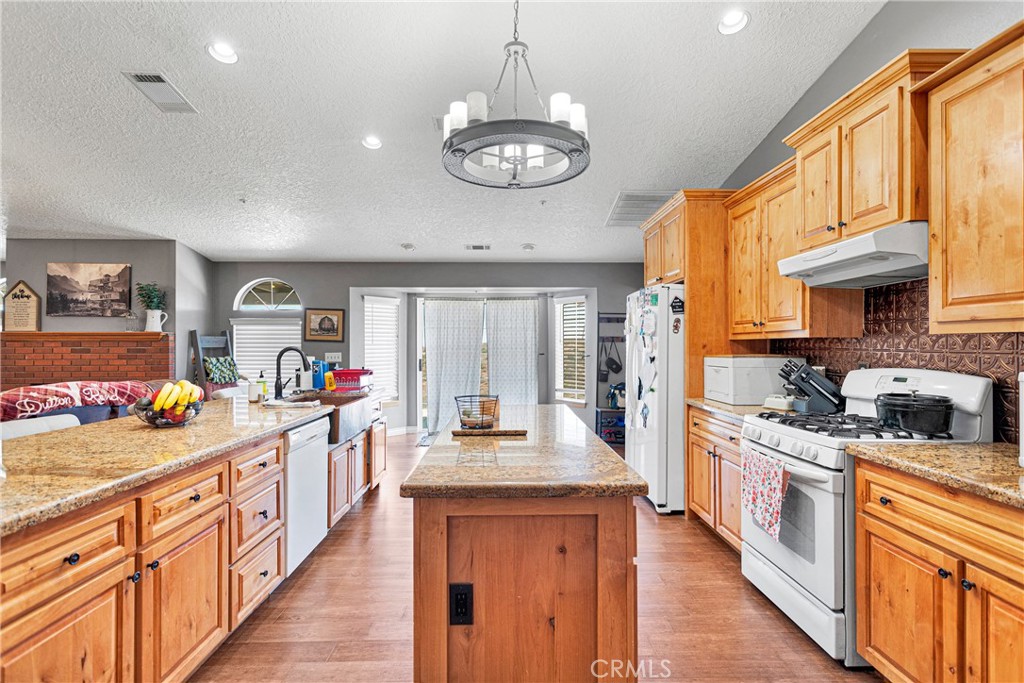 https://media.crmls.org/medias/6046676f-7d76-495a-b1de-35120ca547ee.jpg?preset=X-Large