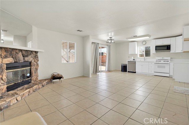 Detail Gallery Image 7 of 23 For 10402 Cimmeron Trail Dr, Adelanto,  CA 92301 - 3 Beds | 2 Baths