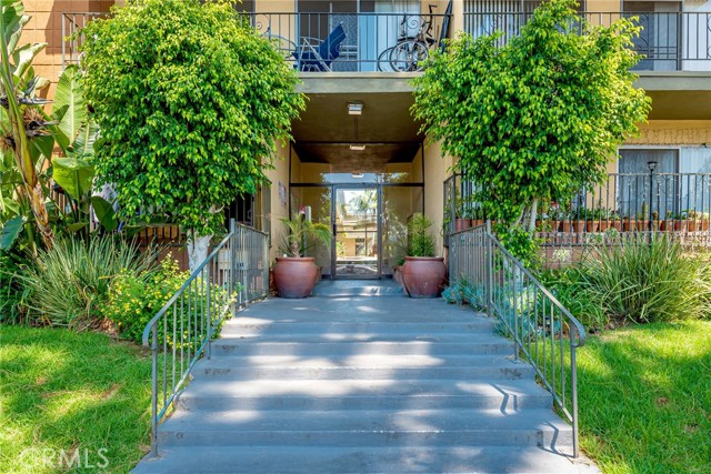 Detail Gallery Image 2 of 19 For 17931 Devonshire St #24,  Northridge,  CA 91325 - 2 Beds | 1/1 Baths