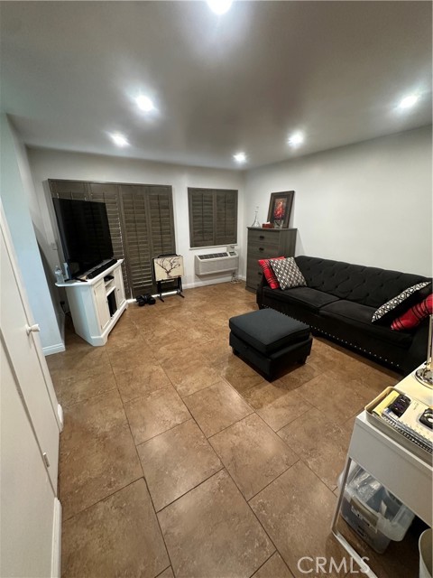 Detail Gallery Image 2 of 12 For 635 N Bristol, Santa Ana,  CA 92703 - 1 Beds | 1 Baths