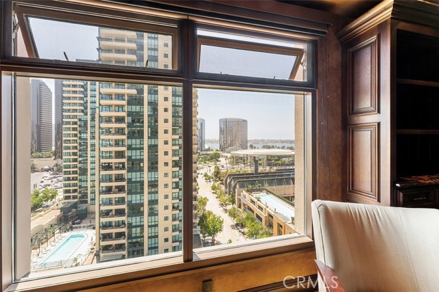 645 FRONT Street, San Diego CA: https://media.crmls.org/medias/604d085e-f9ef-4729-a714-f66450f94075.jpg