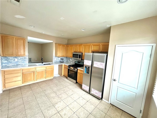 Detail Gallery Image 5 of 8 For 1110 Broadway Ln, Hemet,  CA 92545 - 3 Beds | 2 Baths