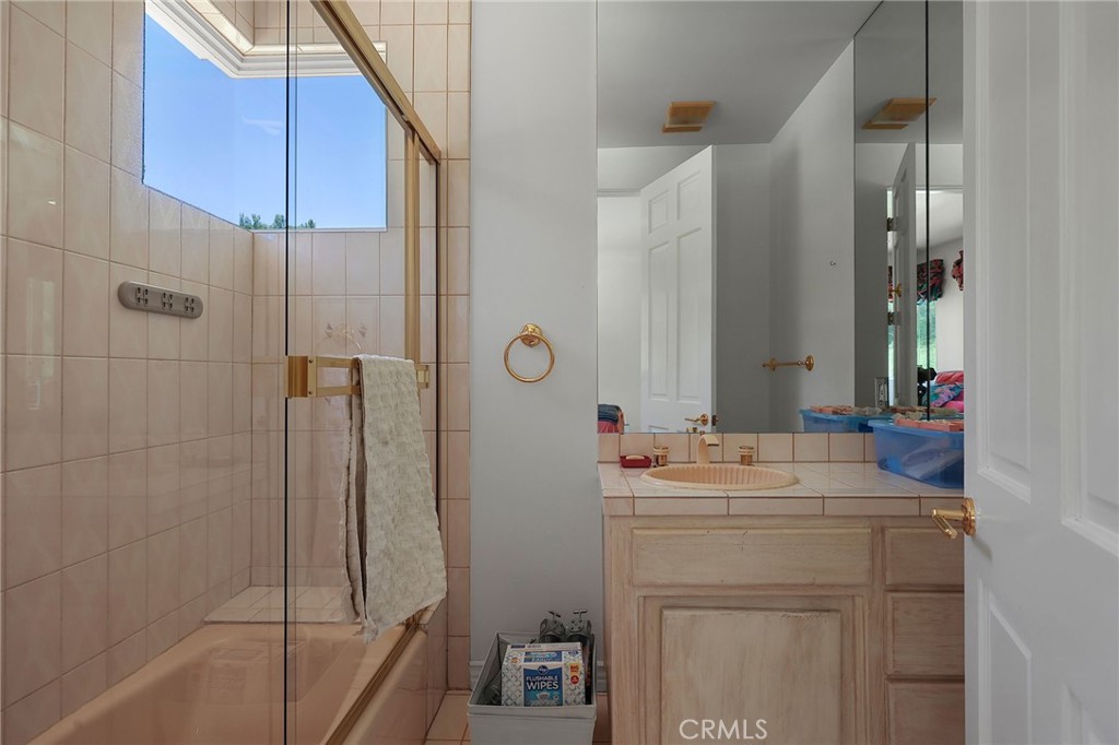 https://media.crmls.org/medias/60512967-2864-4c60-9ae0-32244c5e49ff.jpg?preset=X-Large