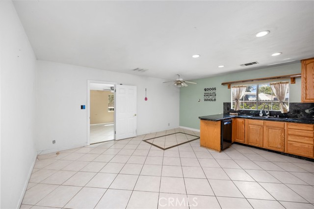 4060 Olive Street, Chino CA: https://media.crmls.org/medias/60530205-75a1-4395-961b-71e88b480ee4.jpg