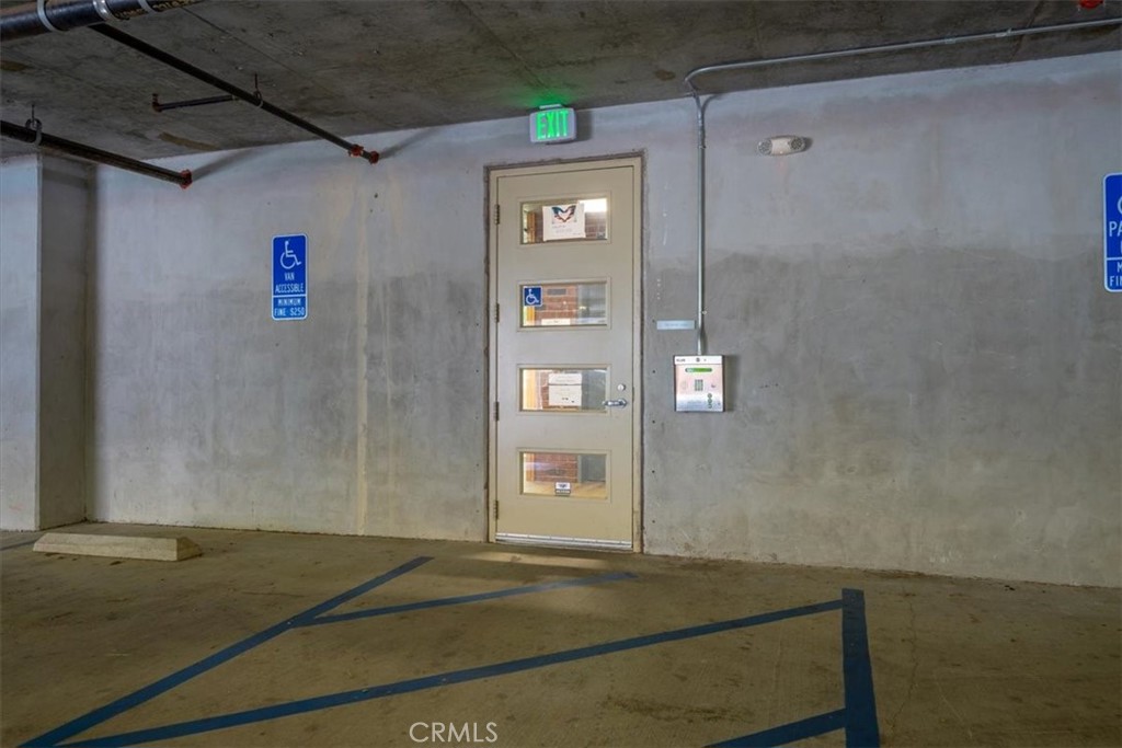 https://media.crmls.org/medias/6054b51e-b8cd-4586-9fec-c7d15d871dd8.jpg?preset=X-Large