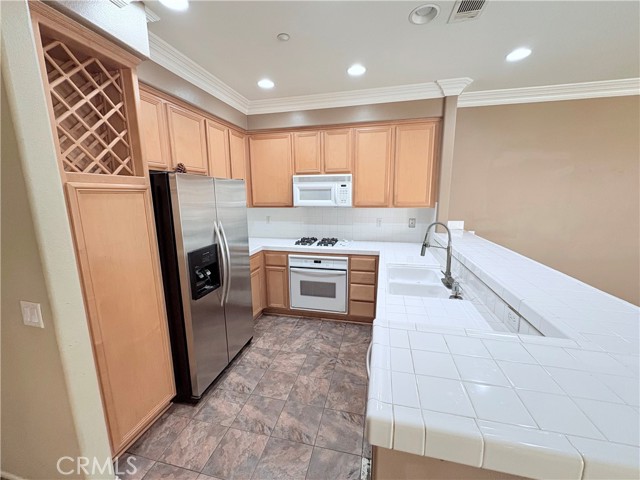 Detail Gallery Image 2 of 22 For 28512 Sorano, Lake Forest,  CA 92679 - 2 Beds | 2 Baths