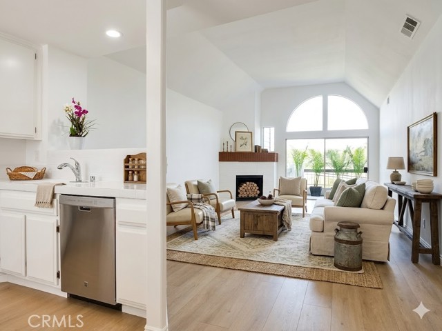 Detail Gallery Image 4 of 21 For 4739 E 4th, Long Beach,  CA 90814 - 2 Beds | 2 Baths