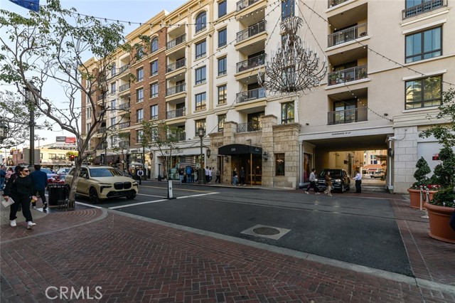 Detail Gallery Image 2 of 41 For 305 Caruso, Glendale,  CA 91210 - 2 Beds | 3 Baths