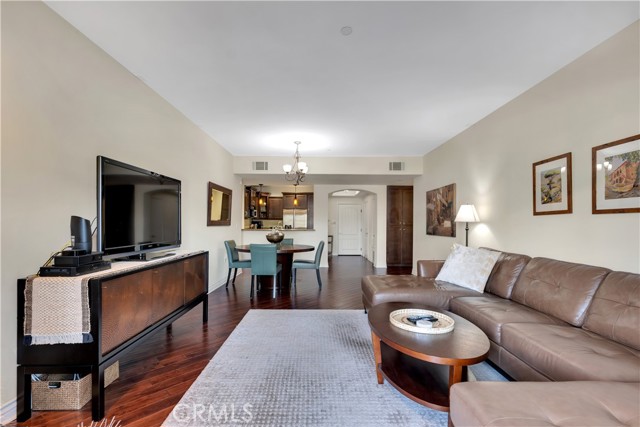 13200 Moorpark Street, Sherman Oaks CA: https://media.crmls.org/medias/60616406-f223-433a-97ba-e459ccd5ac79.jpg
