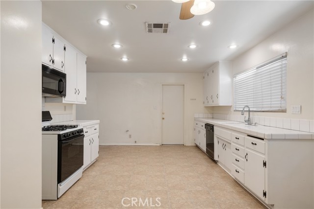 Detail Gallery Image 3 of 38 For 10004 Oakwood Ave, Hesperia,  CA 92345 - 2 Beds | 2 Baths