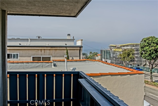 Detail Gallery Image 5 of 19 For 440 Rosecrans Ave #B,  Manhattan Beach,  CA 90266 - 2 Beds | 1 Baths