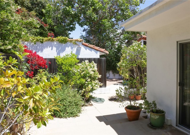 Detail Gallery Image 24 of 45 For 10781 Lindbrook Dr, Los Angeles,  CA 90024 - 4 Beds | 3/1 Baths