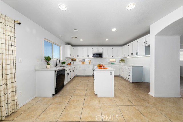 Detail Gallery Image 9 of 48 For 9868 Maple Ct, Adelanto,  CA 92301 - 4 Beds | 3 Baths