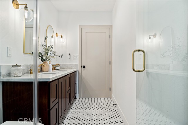 229 S Kingsley Drive, Los Angeles CA: https://media.crmls.org/medias/606b7637-b02c-4125-8153-8d6999472d60.jpg