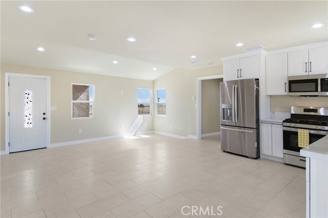 Detail Gallery Image 4 of 22 For 16907 Sultana, Hesperia,  CA 92345 - 3 Beds | 1/1 Baths
