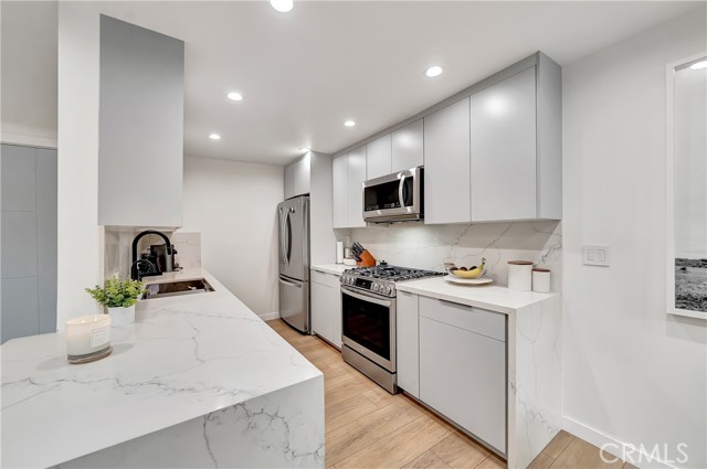 Detail Gallery Image 11 of 42 For 14727 Magnolia Bld #126,  Sherman Oaks,  CA 91403 - 2 Beds | 2/1 Baths