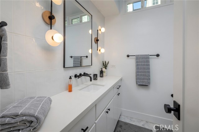 Detail Gallery Image 16 of 23 For 221 Larkspur Ave, Corona Del Mar,  CA 92625 - 4 Beds | 3 Baths