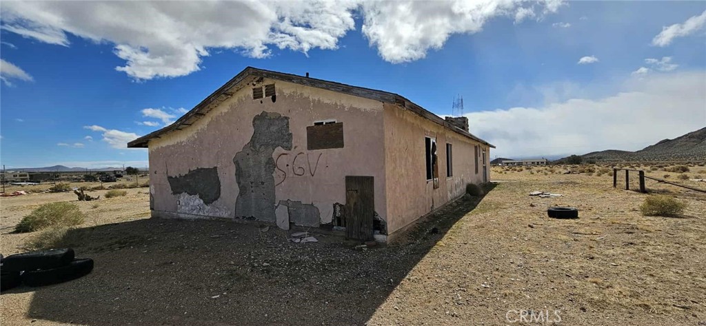 https://media.crmls.org/medias/60759a1f-fcc3-4232-874f-c76d0a1e31a6.jpg?preset=X-Large