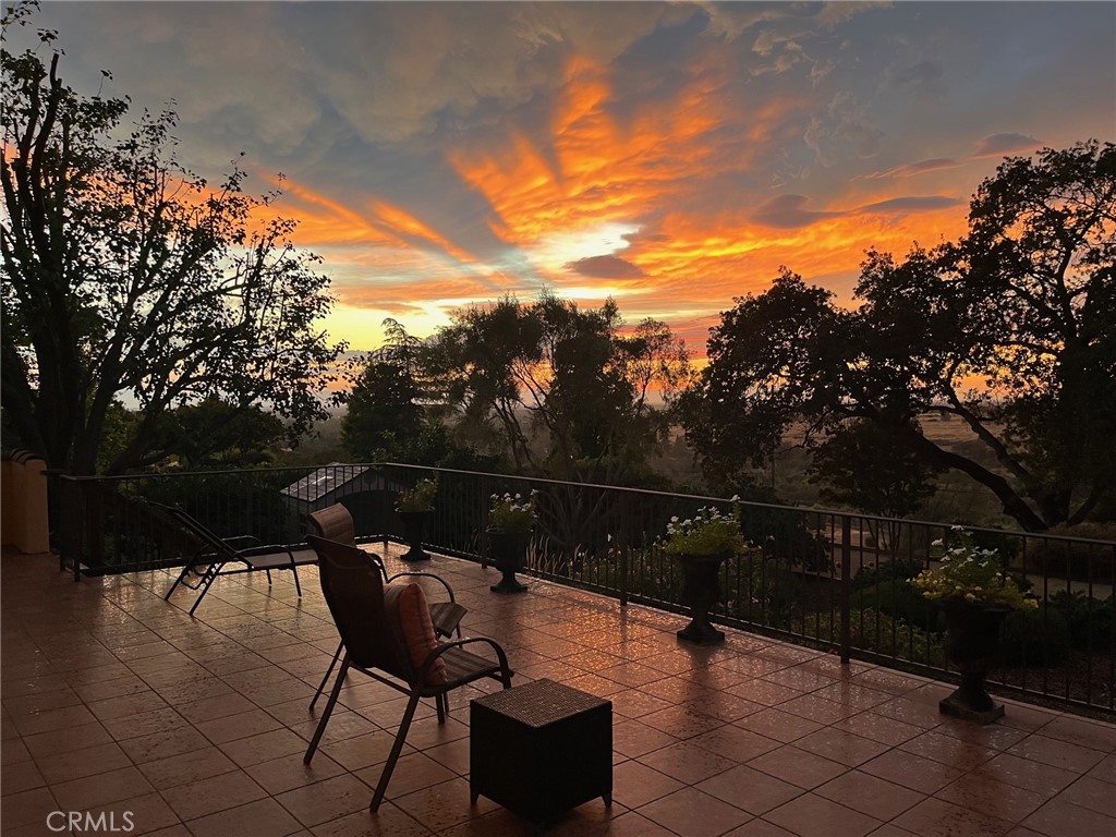 https://media.crmls.org/medias/60777ae0-0620-4699-9c52-fa1a3119a0e6.jpg?preset=X-Large