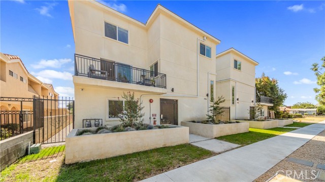 Detail Gallery Image 2 of 28 For 17154 Chatsworth St #3,  Granada Hills,  CA 91344 - 3 Beds | 2/1 Baths