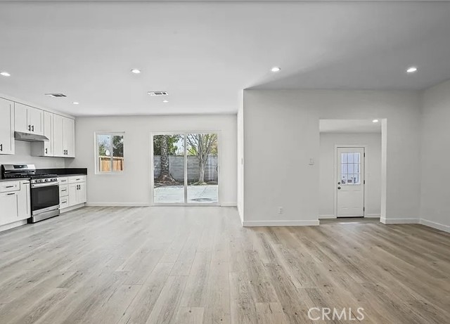 Detail Gallery Image 6 of 15 For 8814 Haskell Ave, North Hills,  CA 91343 - 3 Beds | 2 Baths